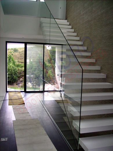 Escadaria em vidro temperado com sistema de fixação pontos em inox.