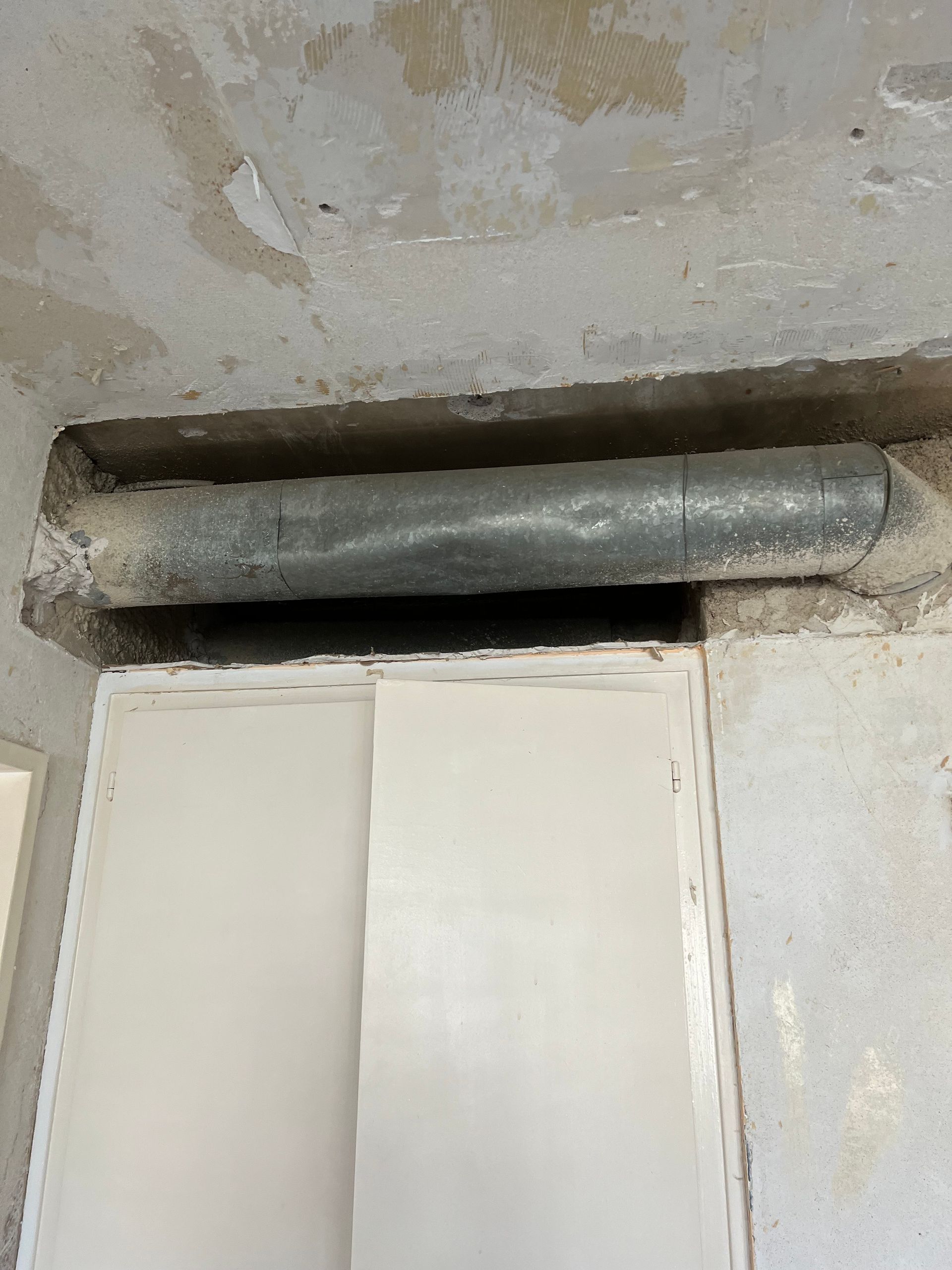 Ein Vorher-Nachher-Foto einer Rohrentfernung