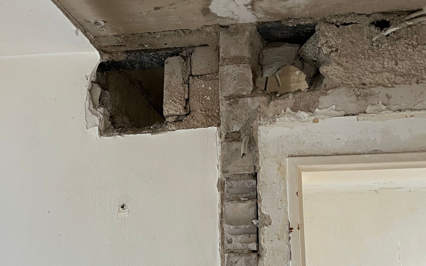 Ein Badezimmer mit einer Ziegelwand und einem Fenster.