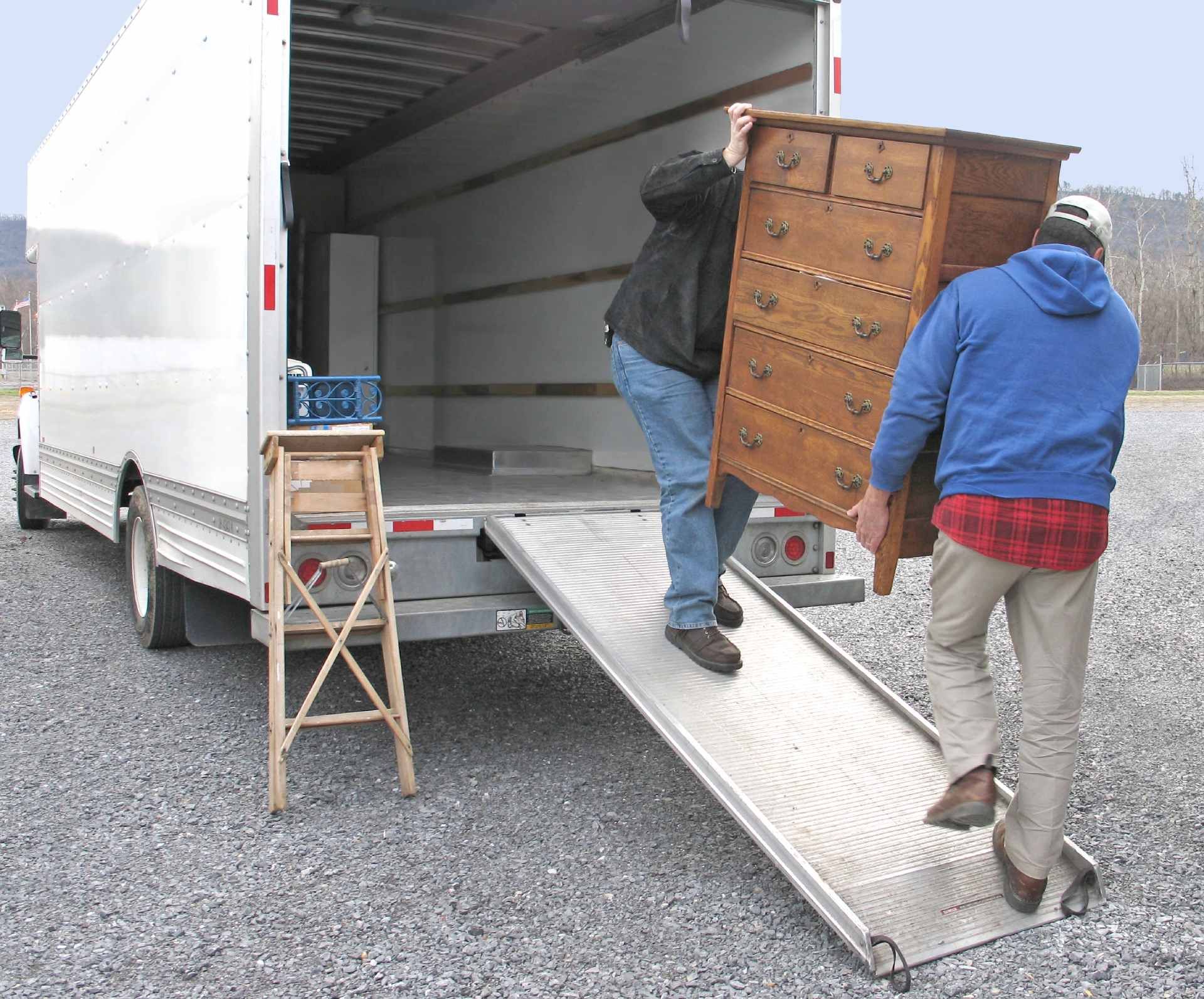 Personen beim Beladen des Lastwagens
