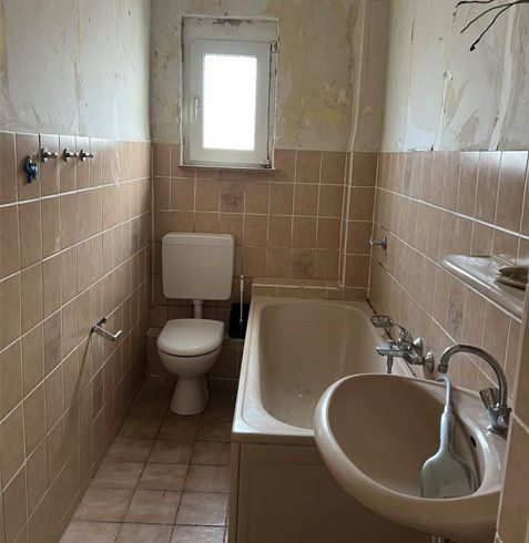 Ein Badezimmer mit Toilette, Waschbecken und Badewanne.