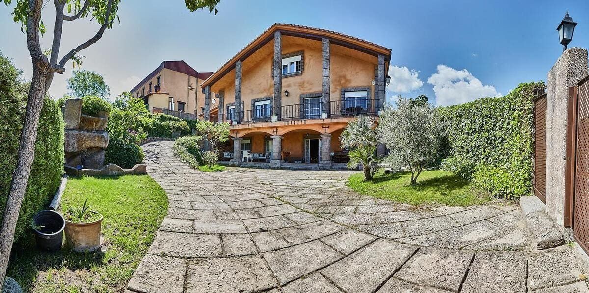 Una casa grande con un camino de piedra que conduce a ella.