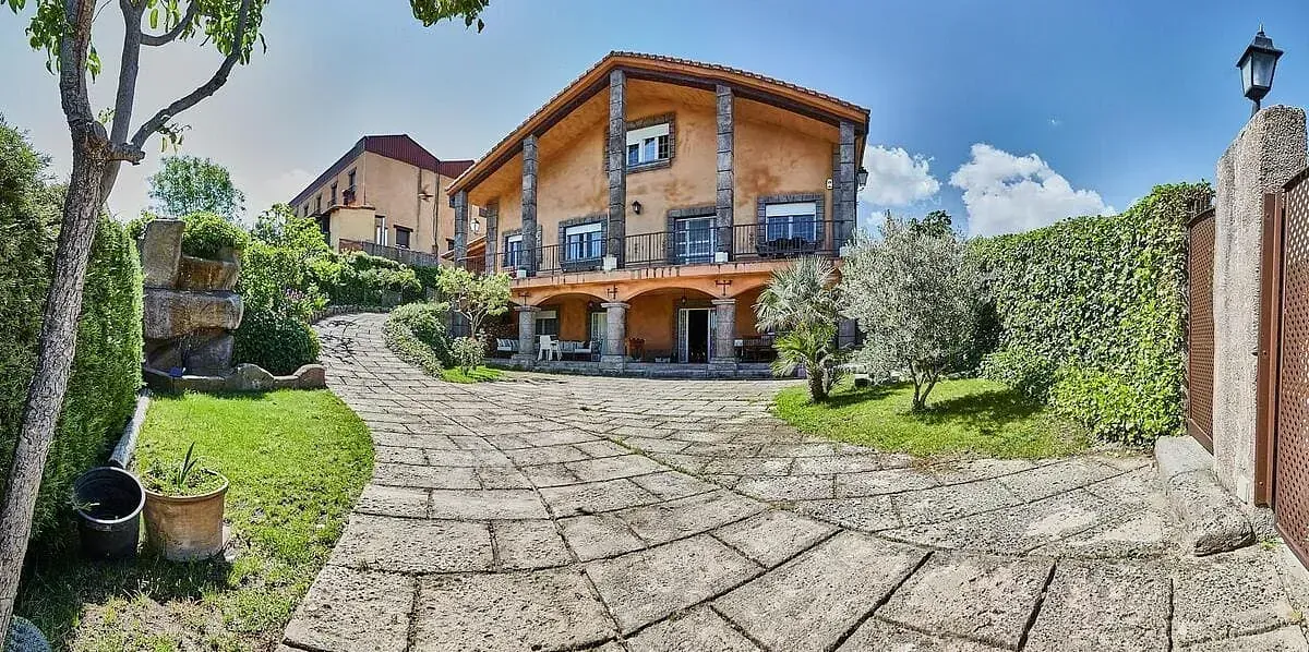 Una casa grande con un camino de piedra que conduce a ella.