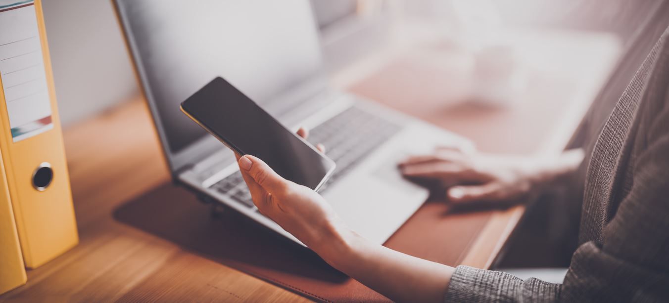 Una persona sostiene un teléfono inteligente