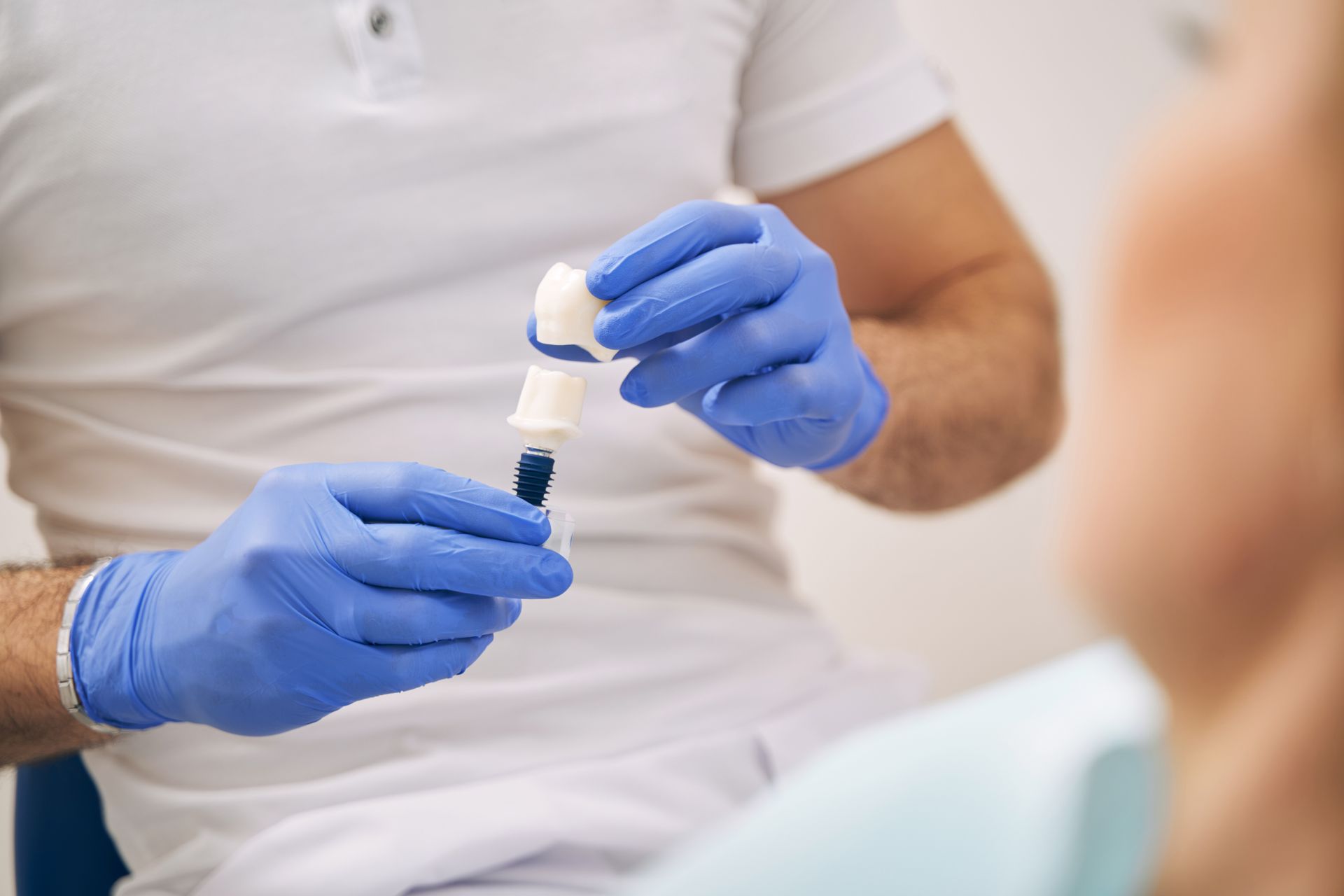 Un clinicien ganté prépare une seringue à partir d'un flacon dans un environnement médical.
