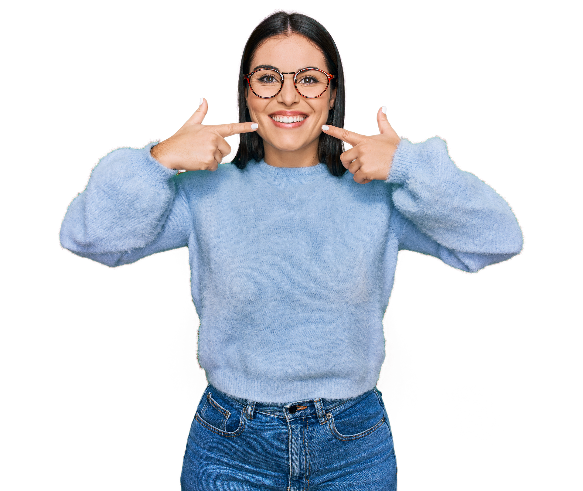 Femme souriante en pull bleu et jean pointant ses joues sur fond blanc