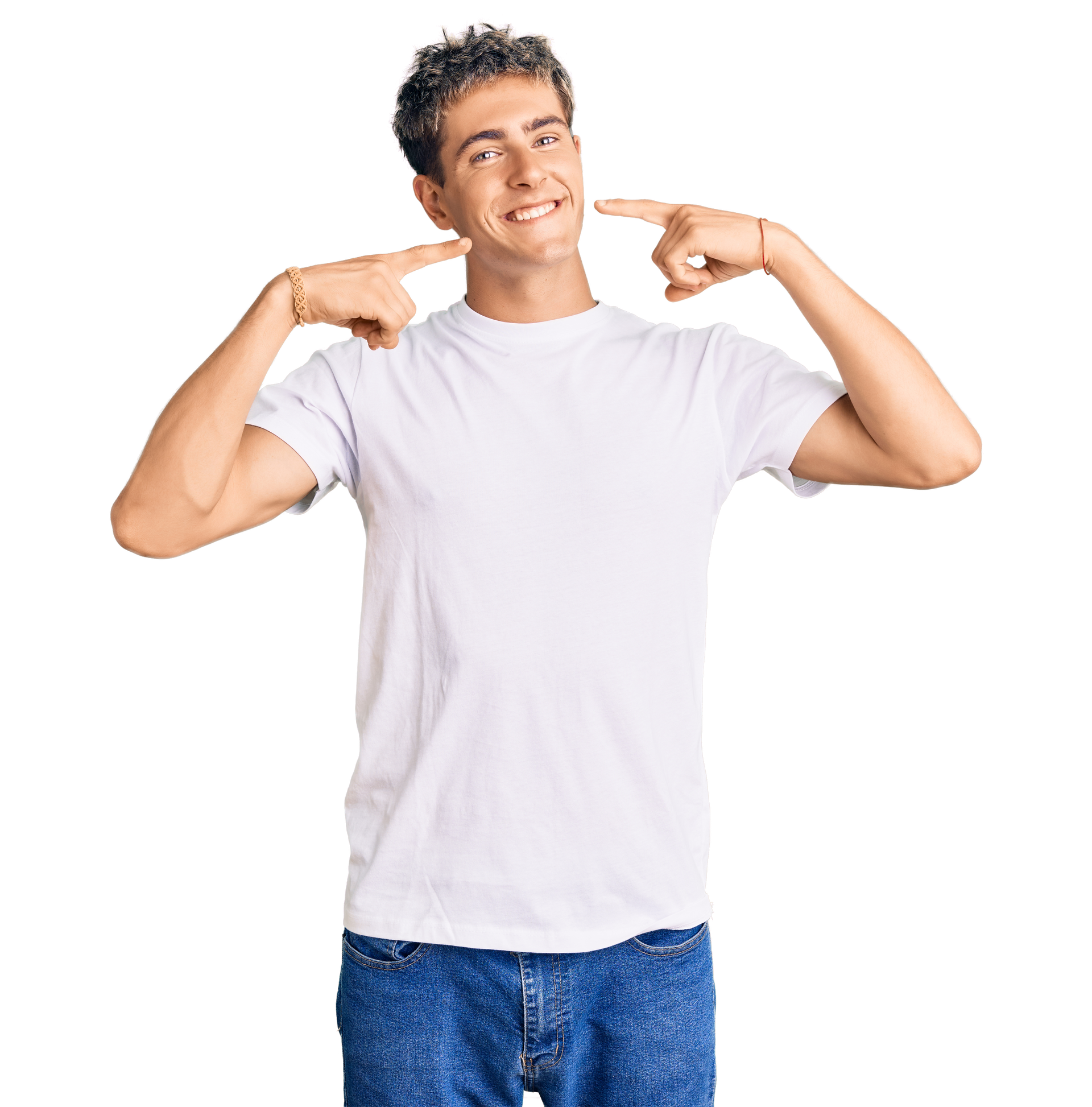 Un homme en t-shirt blanc et jean se désigne du doigt et sourit sur fond blanc.