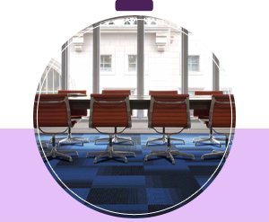 Una sala de conferencias con una mesa larga y sillas
