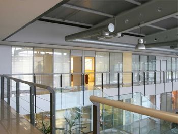 Un edificio con balcón y muchas ventanas.