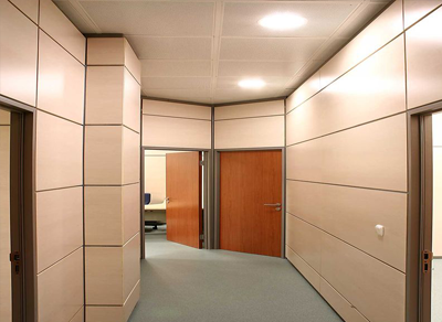 Un pasillo con paredes beige y puertas marrones.