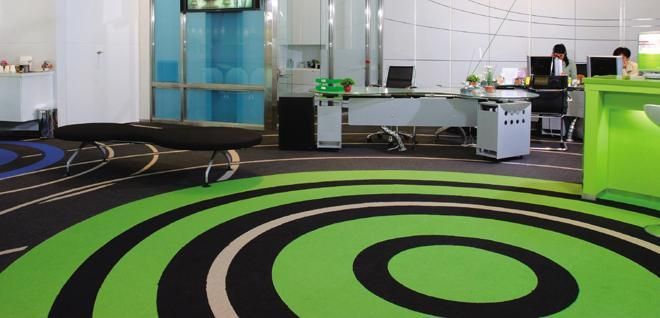 Una alfombra verde y negra con un círculo sobre ella en una oficina.