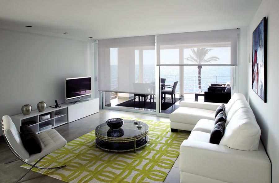 Una sala de estar con un sofá, una mesa y un televisor.