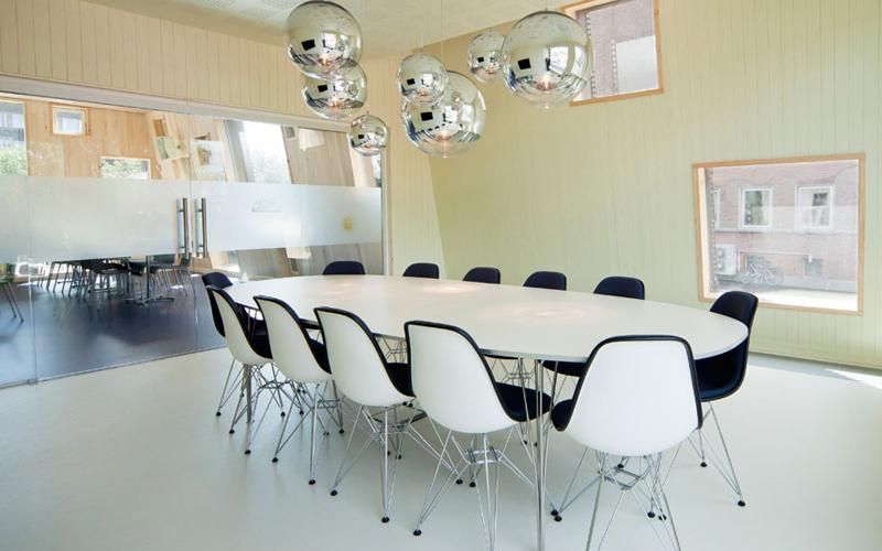 Una sala de conferencias con una mesa larga y sillas