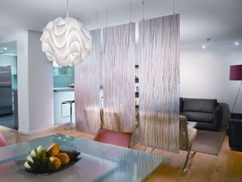 Una mesa de comedor con un bol de fruta encima.