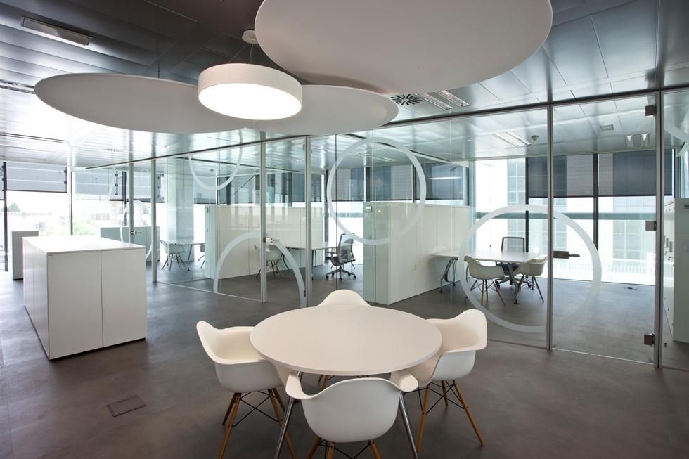 Una habitación con una mesa redonda y sillas.