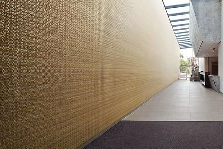 Hay una pared larga en el medio de un pasillo.