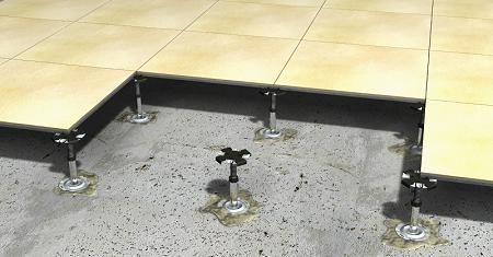 Un primer plano de un suelo de baldosas con una base de hormigón.