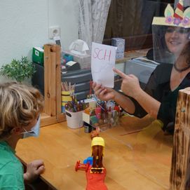 Kind bei der Therapie