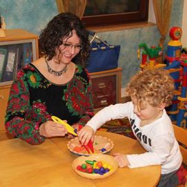 Logopädin spielt mit einem Kind