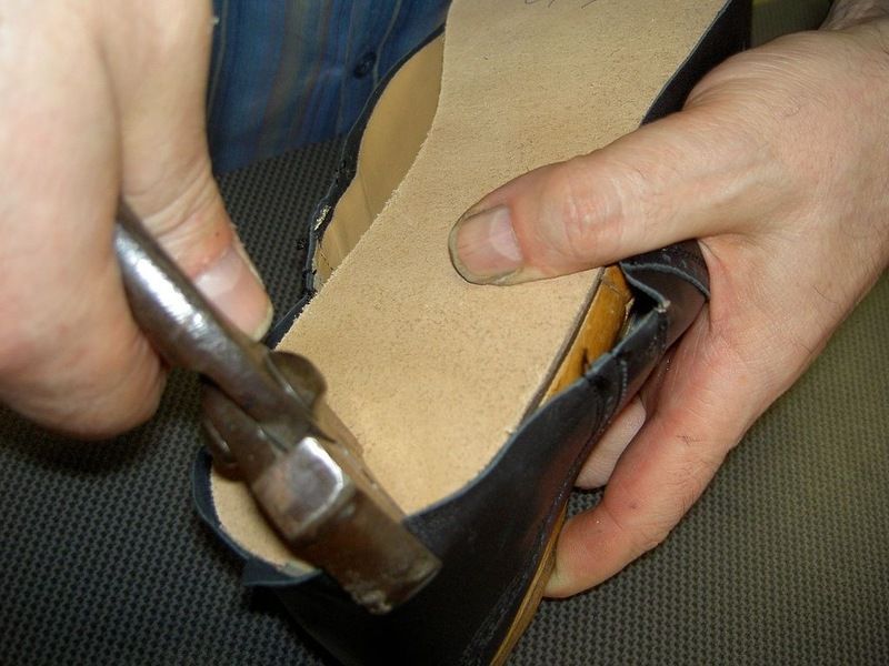 Schuh wird gefertigt, Foto vom Schuh- und Schlüsselservice Suriano Inh. Rocco Latella