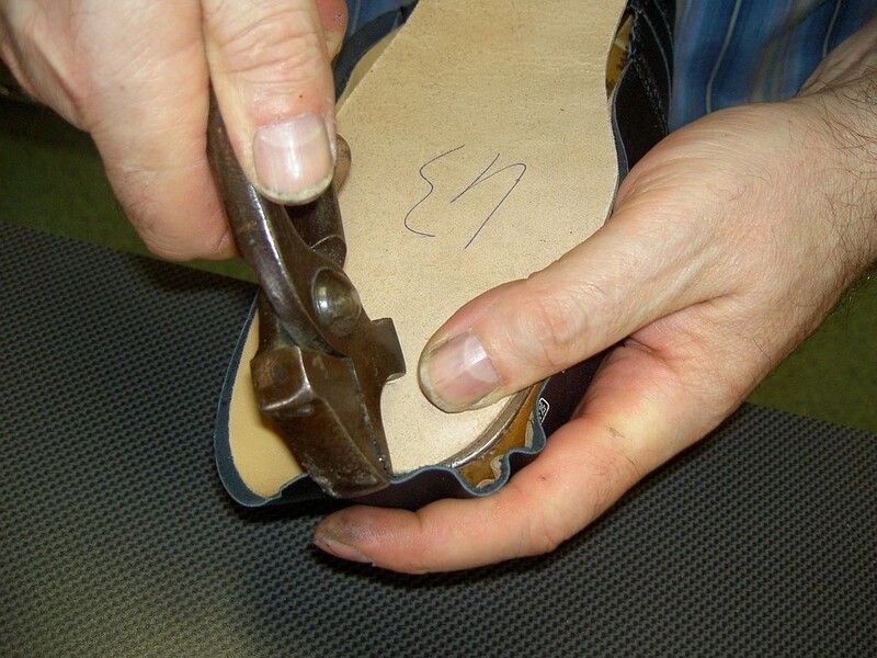 Schuh wird gefertigt, Foto vom Schuh- und Schlüsselservice Suriano Inh. Rocco Latella