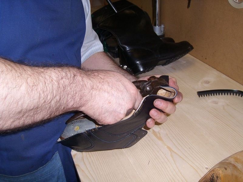 Schuh wird gefertigt, Foto vom Schuh- und Schlüsselservice Suriano Inh. Rocco Latella