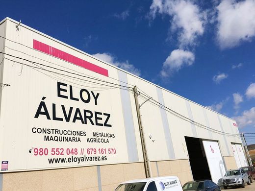 Un edificio con un cartel que dice Eloy Álvarez.
