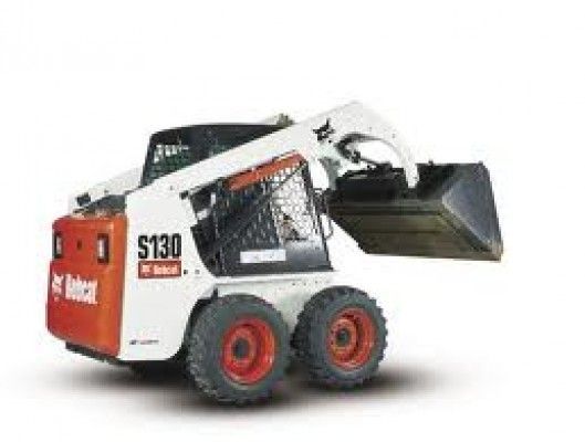 Un minicargador Bobcat S130 con un cucharón sobre un fondo blanco.