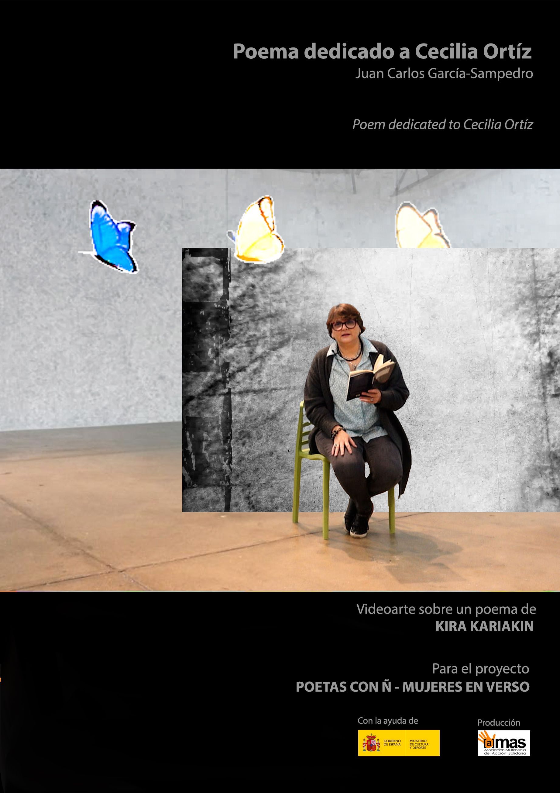 Una mujer de cabello oscuro y camisa blanca sonríe en un jardín con follaje verde y un camino.