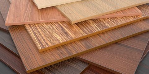 Una pila de tablas de madera de diferentes tipos y tamaños apiladas una encima de otra.