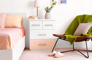 Un dormitorio con cama, cómoda, silla y zapatillas.