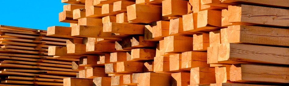 Una pila de bloques de madera apilados uno encima del otro contra un cielo azul.