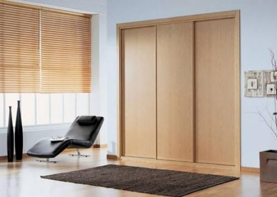 Una sala de estar con una silla y una alfombra.