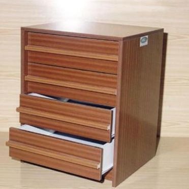 Una cómoda de madera con el cajón abierto.