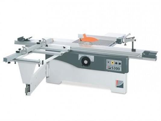 Una sierra circular está colocada sobre una mesa sobre un fondo blanco.