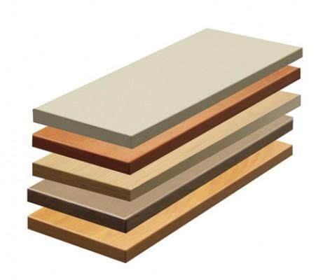 Una pila de estantes de madera con diferentes tipos de madera apilados uno encima del otro.