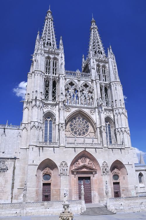 Un gran edificio blanco con un cielo azul al fondo.