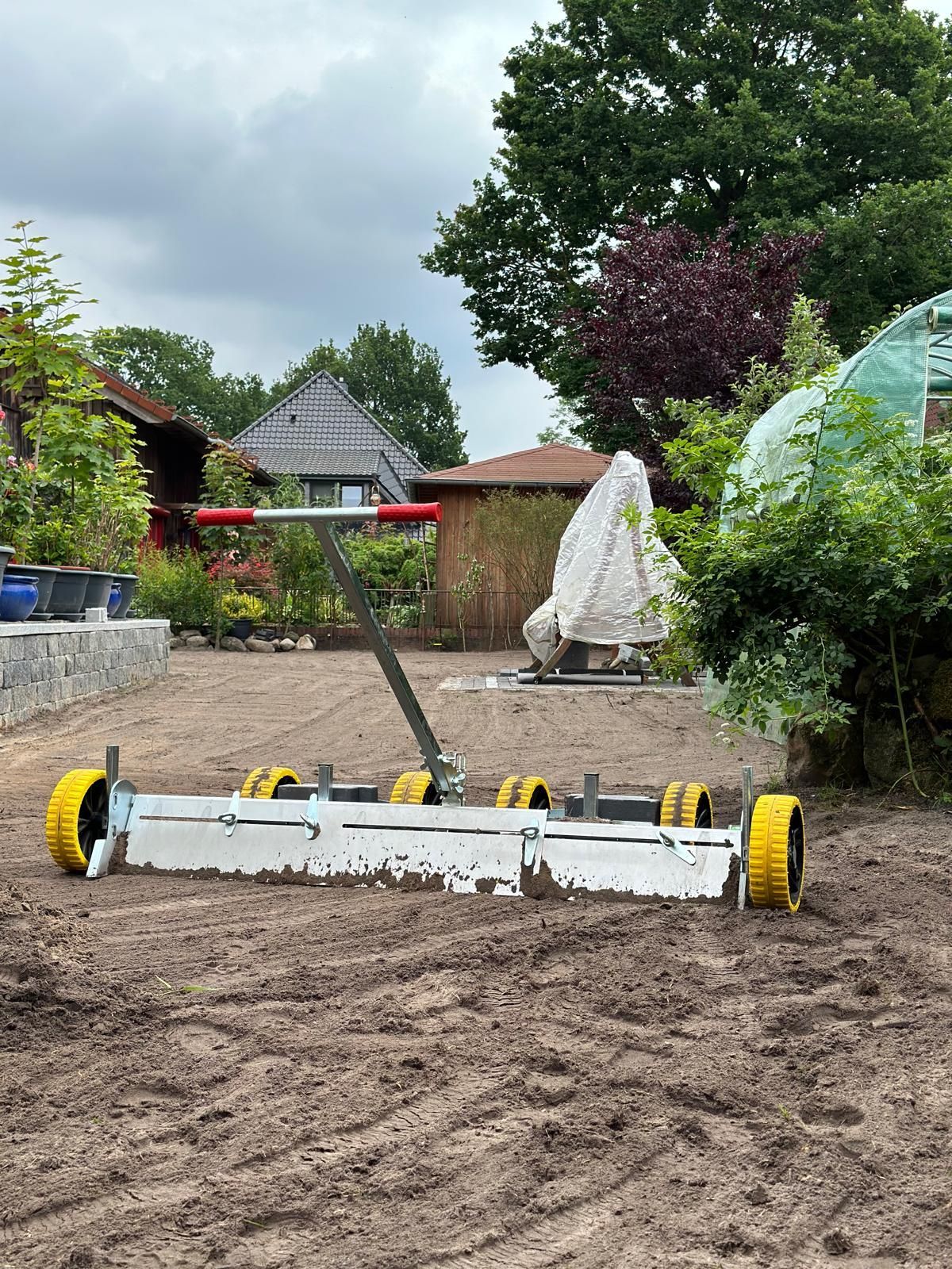 Eine Maschine steht mitten auf einem Feld.