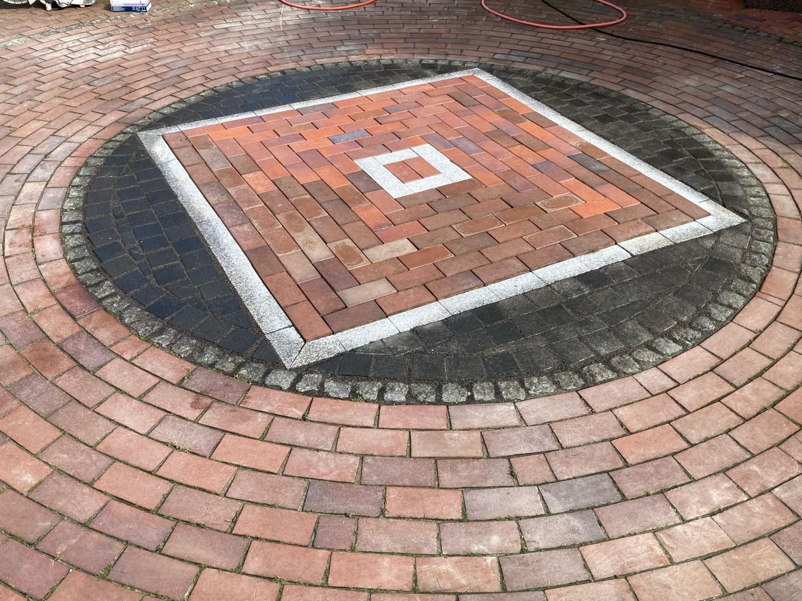 Eine gemauerte Terrasse mit einem Platz in der Mitte.