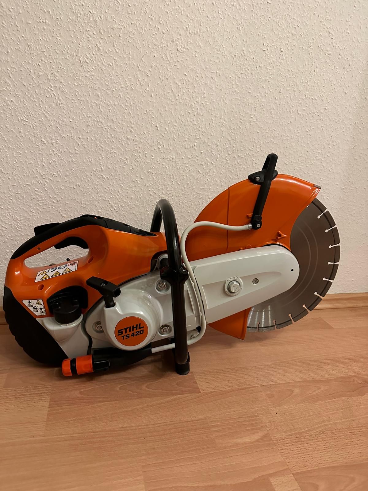 Auf einem Holzboden steht eine Stihl-Kreissäge.