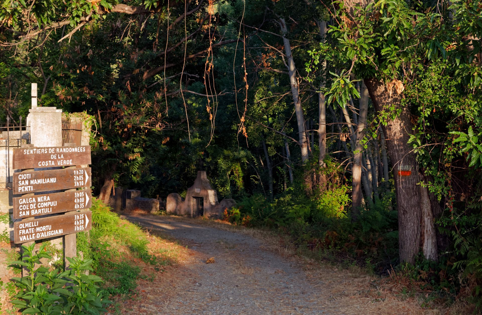 Panneaux indiquant des sentiers de randonnée