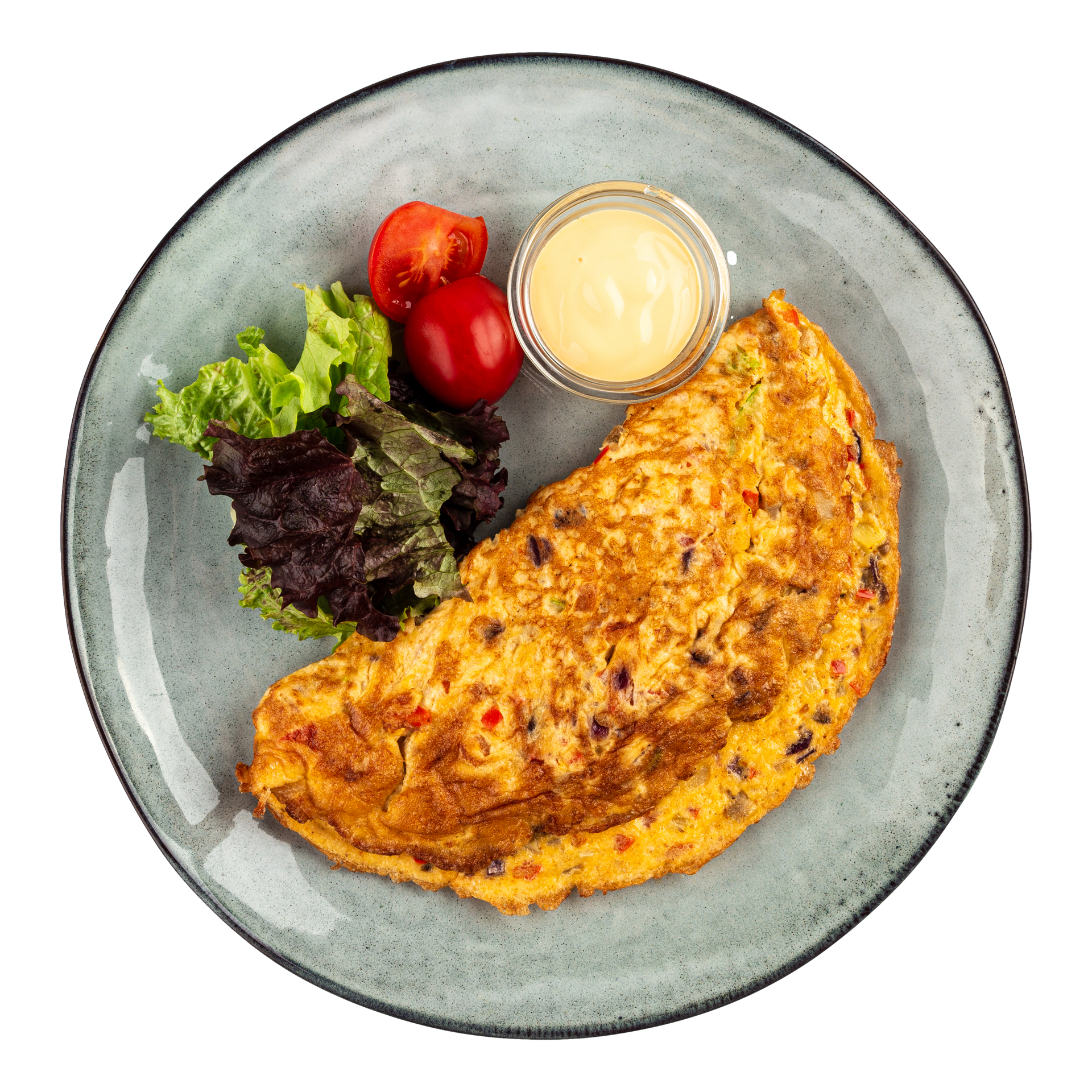 Assiette avec une omelette et une salade