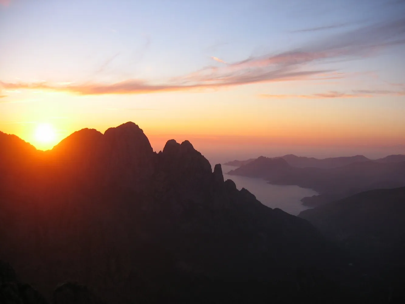 Montagnes lors d'un coucher de soleil