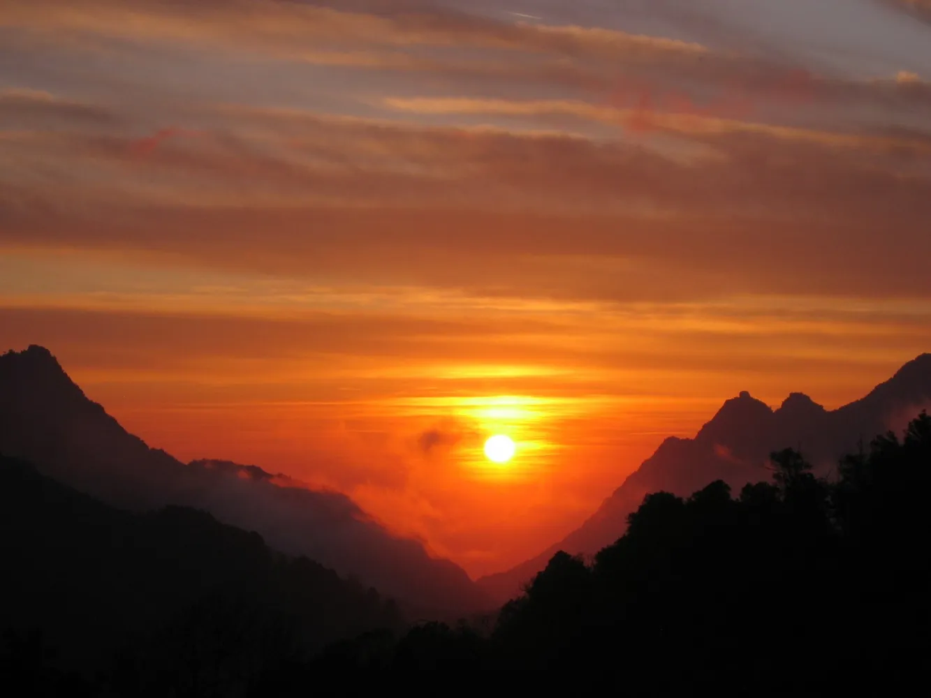 Coucher de soleil entre les montagnes