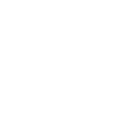 Una botella de vidrio de Coca-Cola con etiqueta roja, rodeada de gotas de condensación sobre un fondo blanco liso.