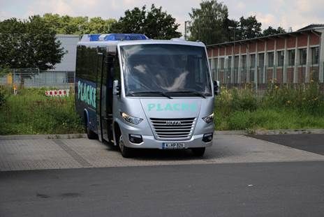 Ein kleiner Bus parkt am Straßenrand.