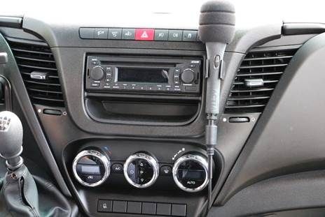 Auf dem Armaturenbrett eines Autos befindet sich ein Mikrofon.