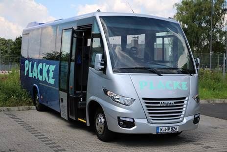 Ein silber-blauer Bus parkt am Straßenrand.