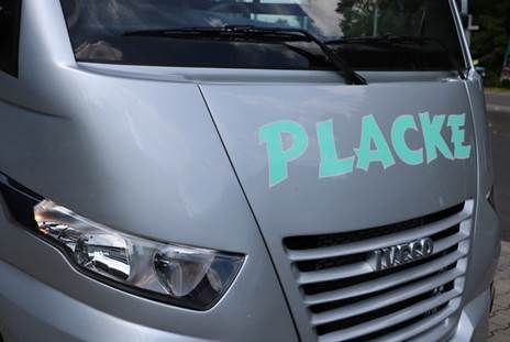 Ein silberner Lieferwagen mit dem Wort Placke auf der Vorderseite