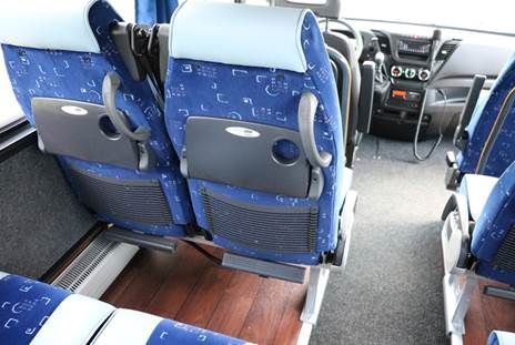 Das Innere eines Busses mit blauen und weißen Sitzen